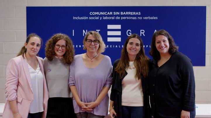 De izq a dcha: Noelia Arroyo, coordinadora de la Unidad de Apoyo a la Actividad Profesional (UAAP) de Integra CEE en Madrid y Castilla-La Mancha, Sonia Zaragoza, presidenta de la Asociación SATB2, Cristina Romero: técnica del Servicio de Inserción Laboral y de Accesibilidad Cognitiva de Adisli, Ruth Candela, psiquiatra y presidenta de AlfaSAAC y Elisabeta Marcu: trabajadora de Integra CEE.