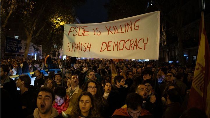 Una pancarta en la que se lee: 'PSOE is killing Spanish Democracy' durante una protesta en la calle Ferraz, a 9 de noviembre