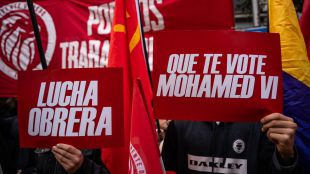 Frente Obrero protesta en Ferraz y llaman "traidor" a Sánchez