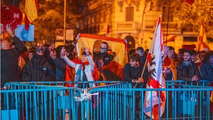 Cientos de personas durante una manifestación contra la amnistía frente a la sede del PSOE en Ferraz, a 13 de noviembre