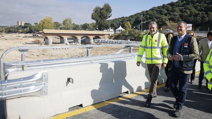 Jorge Rodrigo supervisa las obras de rehabilitación del puente sobre el río Alberche