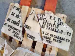La placa en recuerdo a Largo Caballero retirada a martillazos