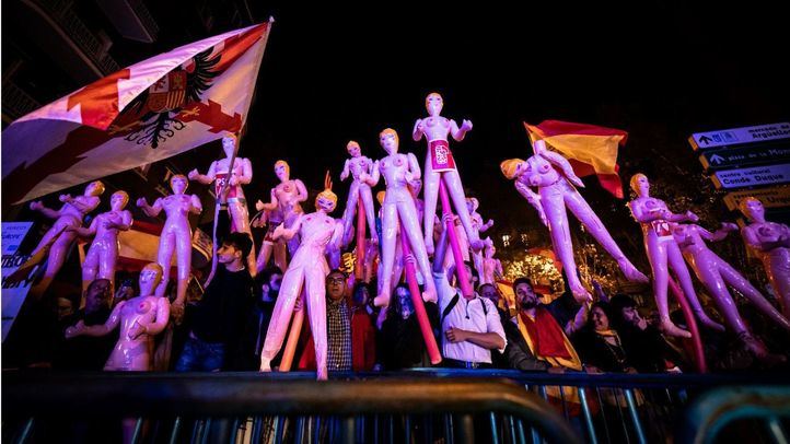 Muñecas hinchables en la duodécima noche de protestas en Ferraz
