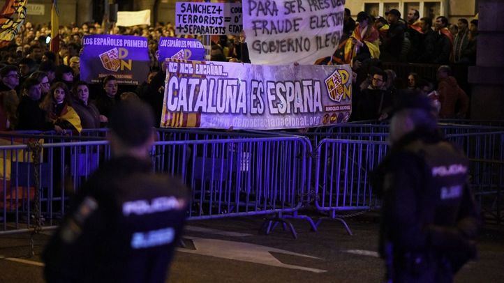 Novena noche de protestas en Ferraz.
