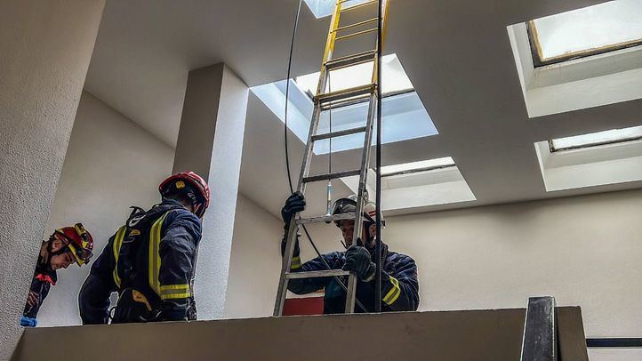 Bomberos de la Comunidad de Madrid reparando la claraboya
