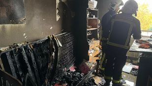 Bomberos de la Comunidad de Madrid en la habitación afectada por el incendio