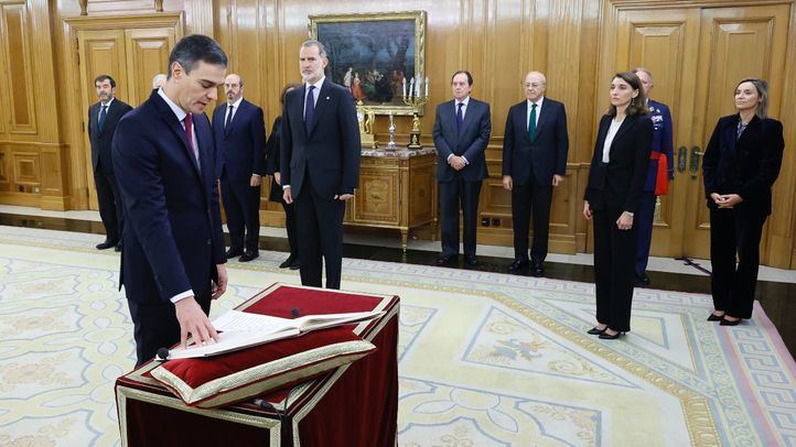 Pedro Sánchez promete ante el Rey su cargo como Presidente del Gobierno.