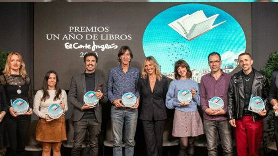 El Corte Inglés y sus libreros premian a Javier Castillo por El cuco de cristal en la VI edición 'Un año de libros'