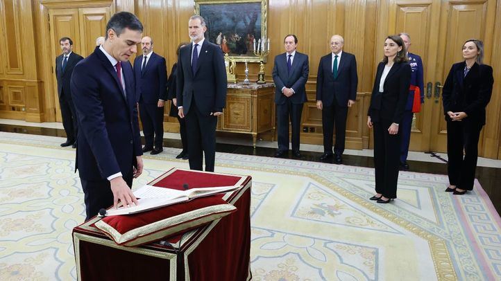 Pedro Sánchez promete ante el Rey su cargo como Presidente del Gobierno.