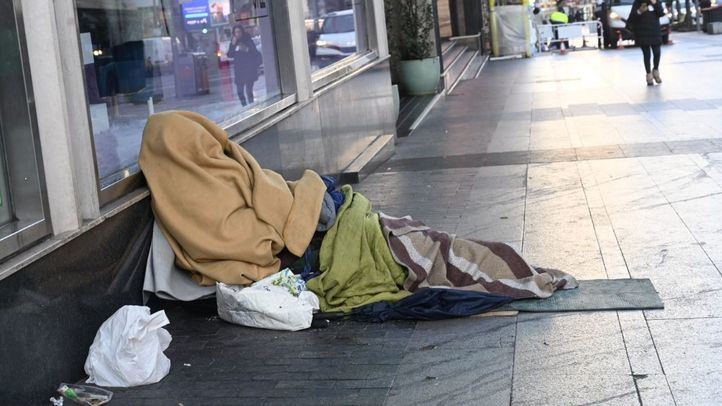 Una persona durmiendo en la calle