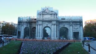 Retiran la lona sur del proyecto de restauración de la Puerta de Alcalá