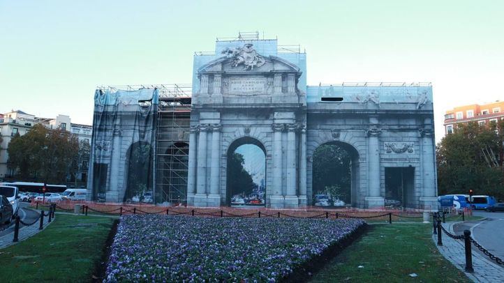 Retirada de la lona sur de la Puerta de Alcalá