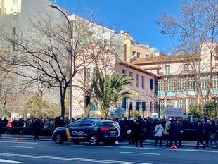 Concentración vecinal en defensa del Instituto Homeopático, edificio ocupado hoy sin licencia por el colegio Brewster