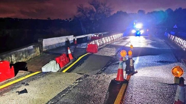 Corte de la carretera M-301 por un hundimiento en el puente que atraviesa el Arroyo Culebro