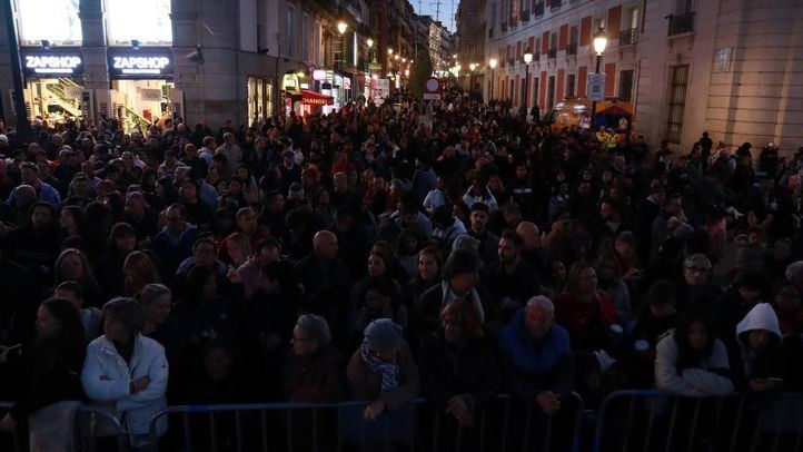 Aglomeración de personas esperando al encendido navideño en Sol