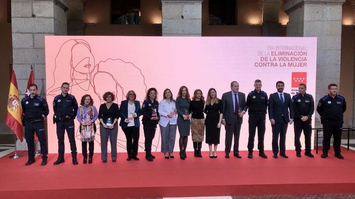 Foto de familia tras el acto institucional contra la violencia de género en la Real Casa de Correos