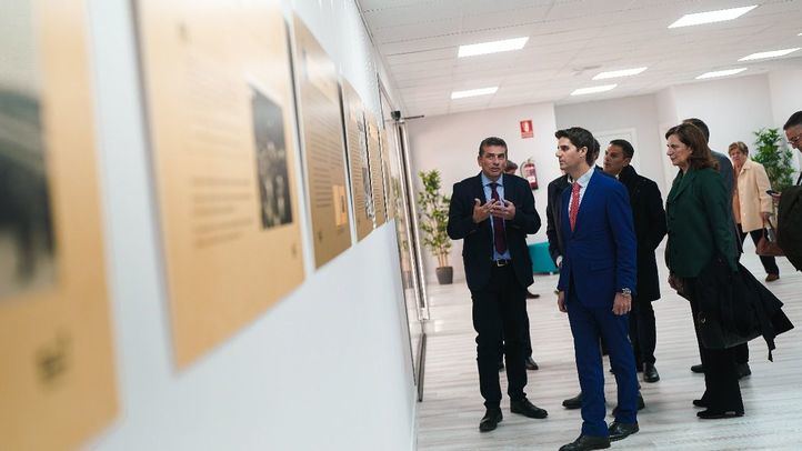 El consejero de Educación, Ciencia y Unviersidades de la Comunidad de Madrid, Emilio Viciana, visita la remodelada Biblioteca del Holocausto.