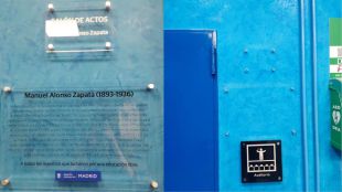 Antes y después de la retirada de la placa en homenaje a Manuel Alonso Zapata en Chamartín
