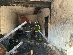 Bomberos extinguen un incendio en una vivienda de Villarejo de Salvanés