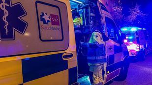 Sanitarios atienden a la mujer estrangulada en Puente de Vallecas