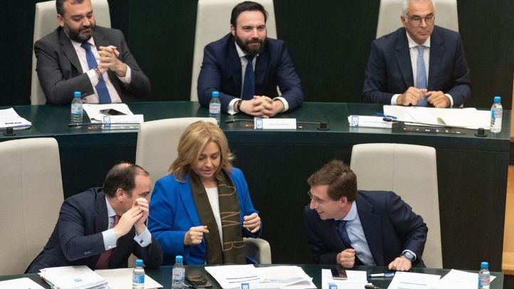 El delegado de Urbanismo, Medio Ambiente y Movilidad, Borja Carabante; la vicealcaldesa de Madrid, Inmaculada Sanz y el alcalde de Madrid, José Luis Martínez-Almeida, durante un pleno ordinario en el Ayuntamiento de Madrid, en el Palacio de Cibeles