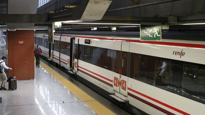 Tren de la línea c1 de cercanías renfe en la terminal T4 del aeropuerto Adolfo Suárez-Madrid Barajas.