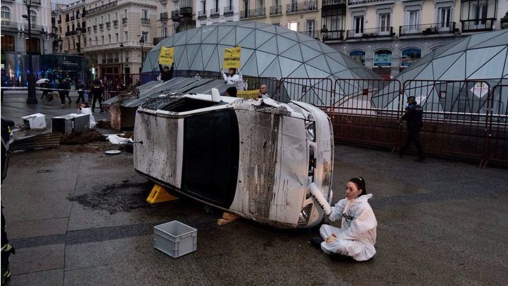 Greenpeace simula un desastre climático en la Puerta del Sol con restos de la DANA de Madrid en vísperas de la COP28