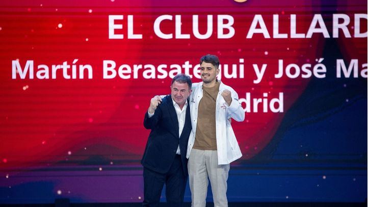 El cocinero José María Goñi, del restaurante El Club Allard (Madrid) recoge con su maestro el chef Martin Berasategui su primera estrella Michelin (1 estrella) en la Guía Michelin 2024