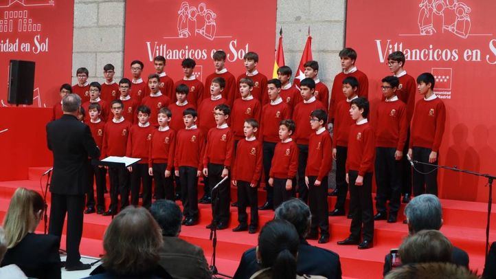 Villancicos en la inauguración del tradicional Belén de Navidad en la Real Casa de Correos