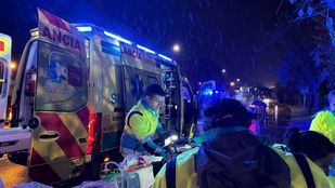 Sanitarios atienden a una mujer atropellada en Collado Villalba
