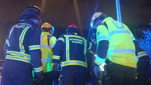 Bomberos y personal sanitario atendiendo a las víctimas.
