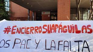 Vecinos se encierran en el PAC del barrio de las Águilas, en el distrito de Latina.