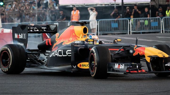 El piloto de F1 Checo Perez recorre con el monoplaza 'Red Bull RB7 (2011)' el recorrido urbano entre la Puerta de Alcalá, el edificio Metrópolis, Cibeles y un tramo de Paseo Recoletos