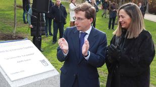 Almeida también ha destapado esta placa en los rebautizados Jardines de la Transición Española