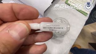 Producto prohibido retirado por la Policía Municipal de una peluquería de Usera