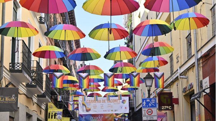 Decoración en una calle de Chueca durante el Orgullo 2023