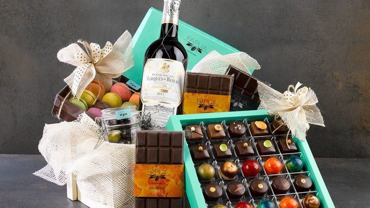 Cesta de Navidad con productos de chocolate