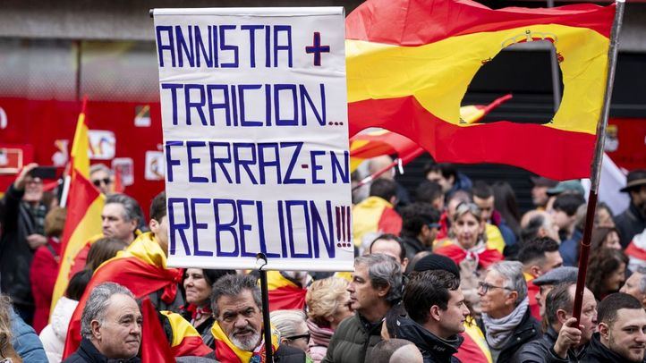 Un cartel en el que se lee: 'Amnistía, Traición, Ferraz en rebelión, durante una concentración frente a las sede del PSOE de la calle Ferraz