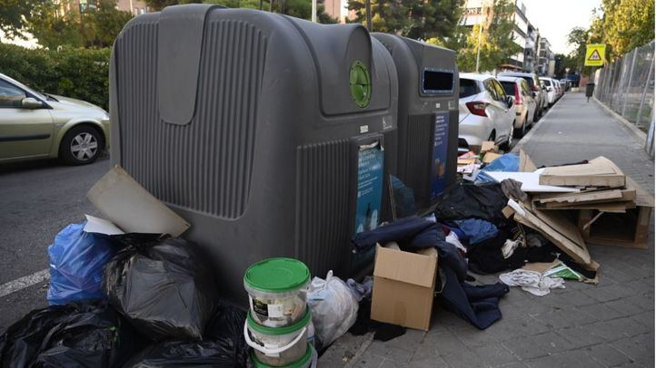Basura fuera de los contenedores
