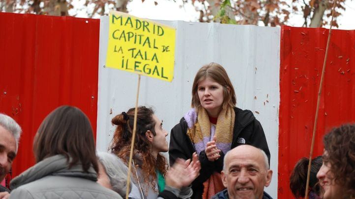 Vecinos se han concentrado este lunes en Madrid Río contra la tala de árboles