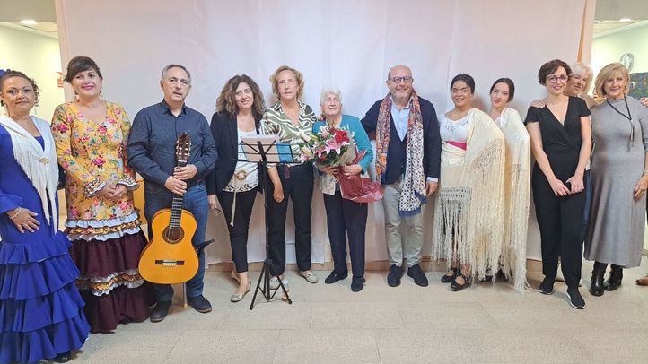 Clemencia, usuaria del Centro de Día Miguel Delibes, celebra su cumpleaños cumpliendo algunos de sus mayores deseos (Fotografía cedida por el Ayuntamiento de Madrid)