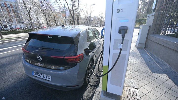 Punto de carga de un vehículo eléctrico