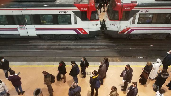Viajeros esperando al Cercanías