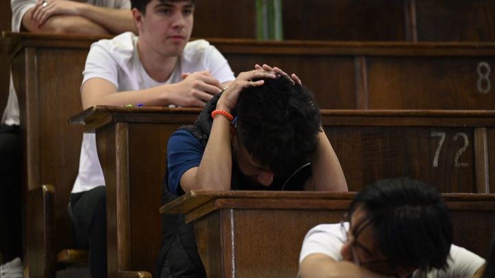 Un alumno que se examina de la EvAU en la Universidad Complutense en junio de 2023