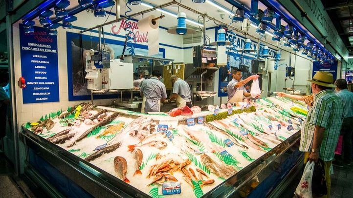 Una pescadería en un mercado de Madrid