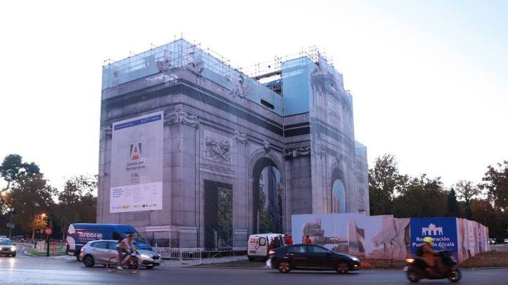 Retirada de la lona que cubre la Puerta de Alcalá