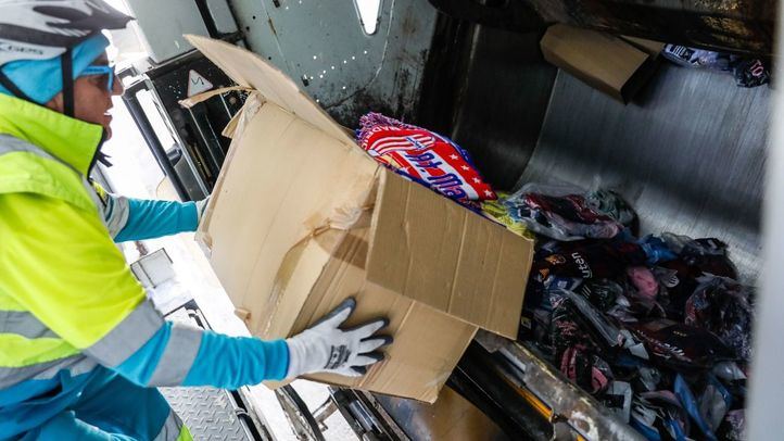 Martínez-Almeida, ha visitado el Almacén de la Villa, donde se depositan los productos falsificados incautados antes de su destrucción.