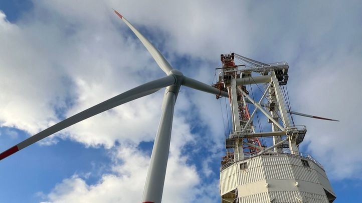 Instalación del último aerogenerador en Saint-Brieuc