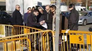 El delegado de Políticas de Vivienda, Álvaro González y el concejal de Villaverde, Orlando Chacón, visitan las obras de renovación en Villaverde