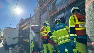Un obrero se precipita de un edificio de ocho metros